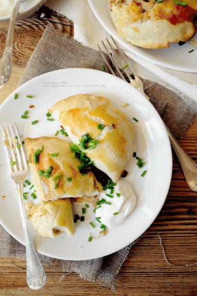 Zdjęcie - Pieczone pierogi z ziemniakami, fetą i świeżym rozmarynem. - Przepisy kulinarne ze zdjęciami