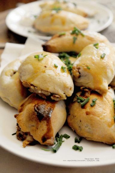Zdjęcie - Pieczone pierogi z ziemniakami, fetą i świeżym rozmarynem. - Przepisy kulinarne ze zdjęciami