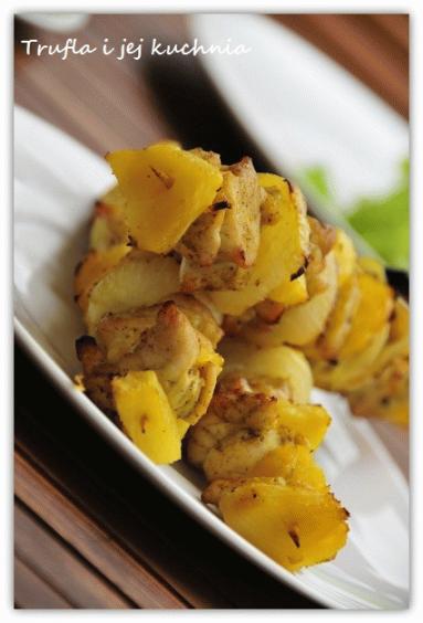 Zdjęcie - Szaszłyki drobiowe z ananasem i  curry - Przepisy kulinarne ze zdjęciami