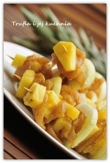 Zdjęcie - Szaszłyki drobiowe z ananasem i  curry - Przepisy kulinarne ze zdjęciami