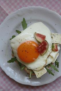 Zdjęcie - jajko sadzone na camembercie - Przepisy kulinarne ze zdjęciami