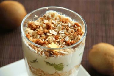 Zdjęcie - Śniadanie Mistrzów - jogurt z kiwi i musli - Przepisy kulinarne ze zdjęciami