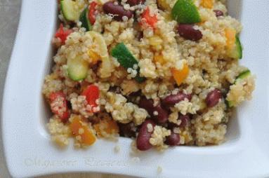 Zdjęcie - Quinoa z czerwoną fasolką, cebulą i papryką - Przepisy kulinarne ze zdjęciami