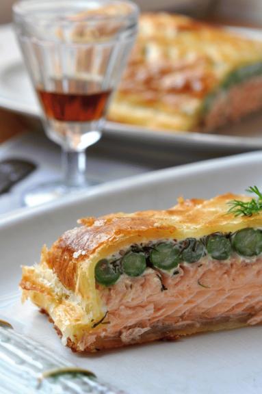Zdjęcie - Łosoś ze szparagami zapiekany w cieście (Salmon en Croute) - Przepisy kulinarne ze zdjęciami