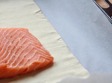 Zdjęcie - Łosoś ze szparagami zapiekany w cieście (Salmon en Croute) - Przepisy kulinarne ze zdjęciami
