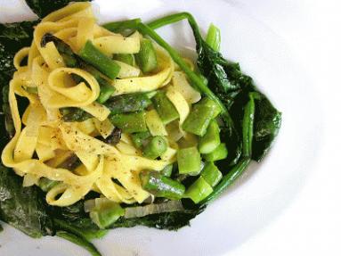 Zdjęcie - Tagliatelle ze szpinakiem i szparagami - Przepisy kulinarne ze zdjęciami