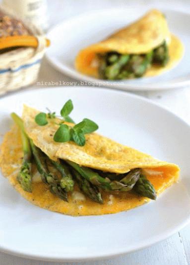 Zdjęcie - Trzy po trzy: omlet ze szparagami i serem feta - Przepisy kulinarne ze zdjęciami