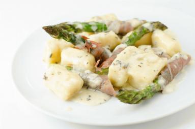 Zdjęcie - Gnocchi z pieczonymi szparagami - Przepisy kulinarne ze zdjęciami