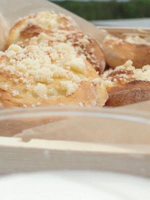 Zdjęcie - Drożdżówki z rabarbarem i serem - Przepisy kulinarne ze zdjęciami