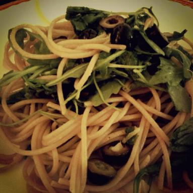 Zdjęcie - Spaghetti z oliwkami i rukolą - Przepisy kulinarne ze zdjęciami