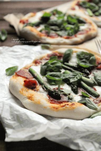 Zdjęcie - Mozzarella, salami, zielone szparagi. Wiosenne mini - pizze. - Przepisy kulinarne ze zdjęciami