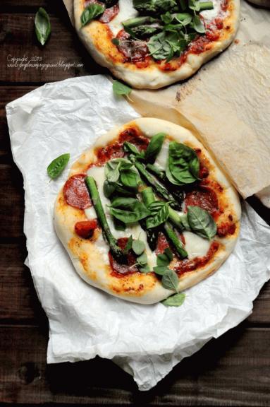 Zdjęcie - Mozzarella, salami, zielone szparagi. Wiosenne mini - pizze. - Przepisy kulinarne ze zdjęciami
