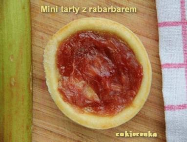 Zdjęcie - Mini tarty z rabarbarowym kisielem - Przepisy kulinarne ze zdjęciami