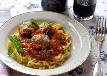 Zdjęcie - Spaghetti z klopsikami i sosem podwójnie pomidorowym - Przepisy kulinarne ze zdjęciami
