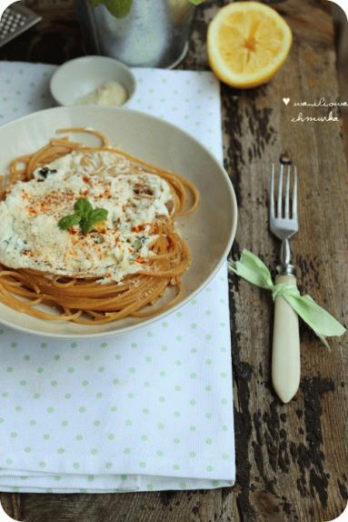 Zdjęcie - Spaghetti z sosem cytrynowo-bazyliowym - Przepisy kulinarne ze zdjęciami