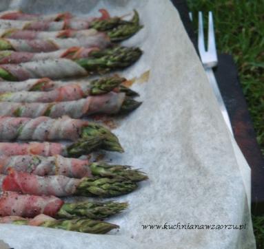 Zdjęcie - Przepis na pieczone szparagi z boczkiem - Przepisy kulinarne ze zdjęciami