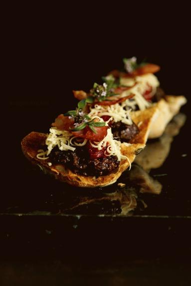 Zdjęcie - Grzanki z kaszanką i pastą z chili - Przepisy kulinarne ze zdjęciami