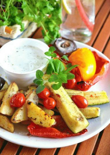 Zdjęcie - Talerz pieczonych warzyw z sosem jogurtowym - Przepisy kulinarne ze zdjęciami