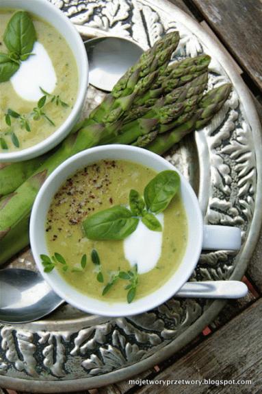 Zdjęcie - Szparagowo-cukiniowa zupa krem z bazylią - Przepisy kulinarne ze zdjęciami