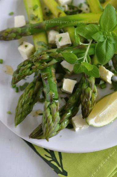 Zdjęcie - Sałatka ze szparagami i serem feta - Przepisy kulinarne ze zdjęciami
