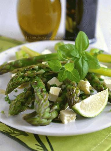 Zdjęcie - Sałatka ze szparagami i serem feta - Przepisy kulinarne ze zdjęciami