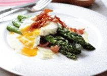 Zdjęcie - Zielone szparagi z jajkiem w koszulce, szynką i parmezanem - Przepisy kulinarne ze zdjęciami