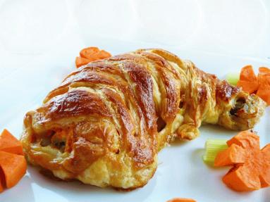 Zdjęcie - Udka z marchewką i sosem serowym w chrupiącym cieście francuskim - Przepisy kulinarne ze zdjęciami