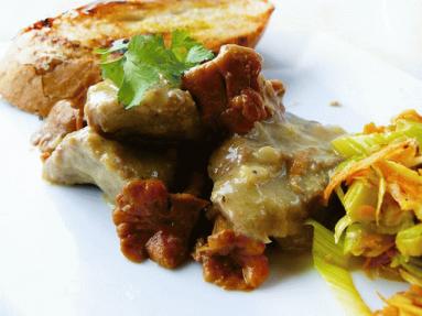 Zdjęcie - Gulasz z kurkami i kremowym sosem - Przepisy kulinarne ze zdjęciami