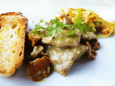 Zdjęcie - Gulasz z kurkami i kremowym sosem - Przepisy kulinarne ze zdjęciami