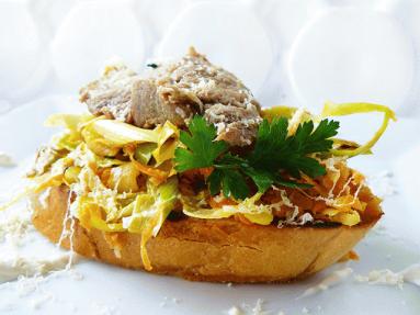 Zdjęcie - Słodko-ostre polędwiczki wieprzowe z soczystymi warzywami na chrupiącej pajdzie chleba - Przepisy kulinarne ze zdjęciami