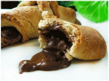 Zdjęcie - Drożdżowe rogaliki z kremem czekoladowym - Przepisy kulinarne ze zdjęciami