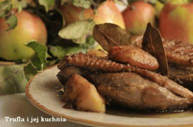 Zdjęcie - Pieczone piersi kaczki z jabłkami - Przepisy kulinarne ze zdjęciami
