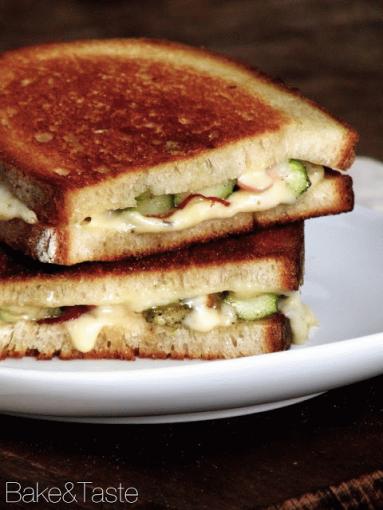 Zdjęcie - Chrupiące tosty ze szparagami - Przepisy kulinarne ze zdjęciami