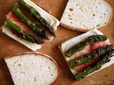 Zdjęcie - Chrupiące tosty ze szparagami - Przepisy kulinarne ze zdjęciami
