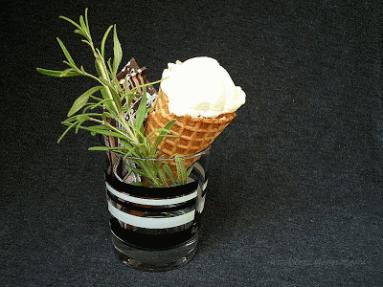 Zdjęcie - Wyjątkowe lody - bez maszynki, za to z rozmarynem - Przepisy kulinarne ze zdjęciami