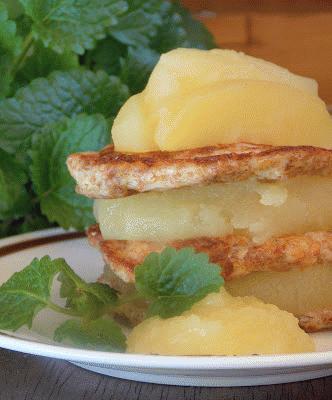 Zdjęcie - Placuszki z ricotty nadziewane musem jabłkowym - Przepisy kulinarne ze zdjęciami