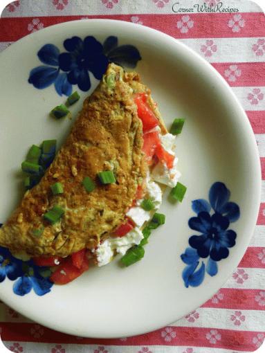 Zdjęcie - Omlet z pomidorami i fetą - Przepisy kulinarne ze zdjęciami