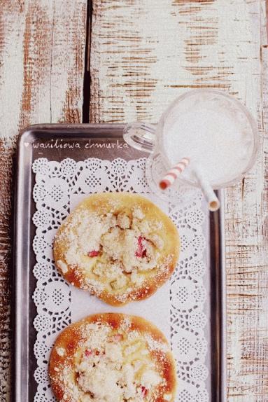 Zdjęcie - Śniadanie: Waniliowe drożdżówki z rabarbarem - Przepisy kulinarne ze zdjęciami