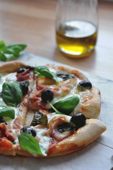 Zdjęcie - Pizza (w foremce) - Przepisy kulinarne ze zdjęciami