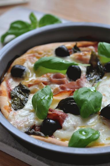 Zdjęcie - Pizza (w foremce) - Przepisy kulinarne ze zdjęciami