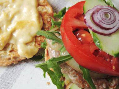 Zdjęcie - Hamburgery z grilla, z warzywami i grillowaną cebulką - Przepisy kulinarne ze zdjęciami