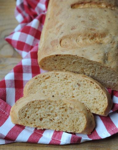 Zdjęcie - Chleb pszenny z pesto rosso - Przepisy kulinarne ze zdjęciami