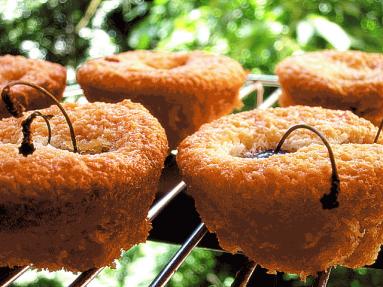 Zdjęcie - Muffinki  kokosowe z czereśniami - Przepisy kulinarne ze zdjęciami
