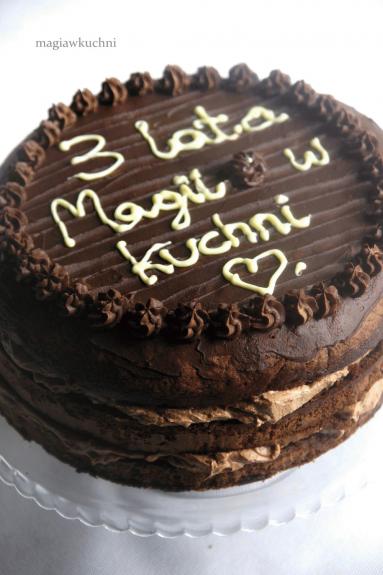 Zdjęcie - Czekoladowy tort na urodziny bloga - Przepisy kulinarne ze zdjęciami