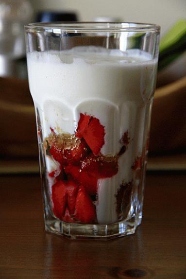 Zdjęcie - Polskie truskawki z naturalnym  jogurtem - Przepisy kulinarne ze zdjęciami