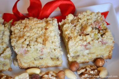Zdjęcie - Orzechowe ciasto z rabarbarem i owsianą kruszonką - Przepisy kulinarne ze zdjęciami