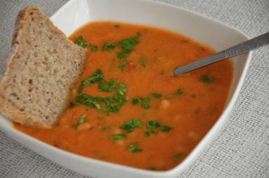 Zdjęcie - Zupa z czerwonej soczewicy z pomidorami, chili i ciecierzycą - Przepisy kulinarne ze zdjęciami