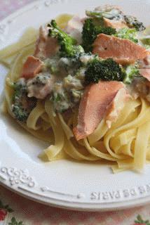Zdjęcie - tagliatelle z łososiem i borkułami w śmietanowym sosie - Przepisy kulinarne ze zdjęciami