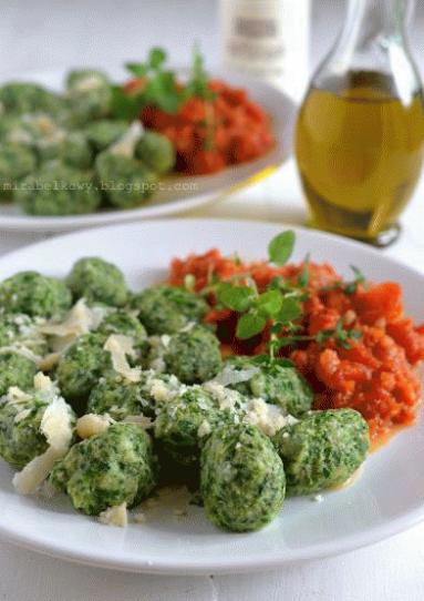 Zdjęcie - Florenckie kluski szpinakowe z sosem pomidorowym - Przepisy kulinarne ze zdjęciami