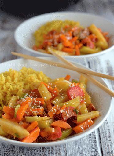 Zdjęcie - Smażone warzywa z rabarbarem w stylu azjatyckim - Przepisy kulinarne ze zdjęciami